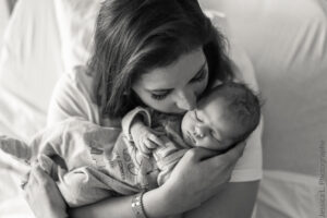 Photo d'une maman embrassant son nouveau-né