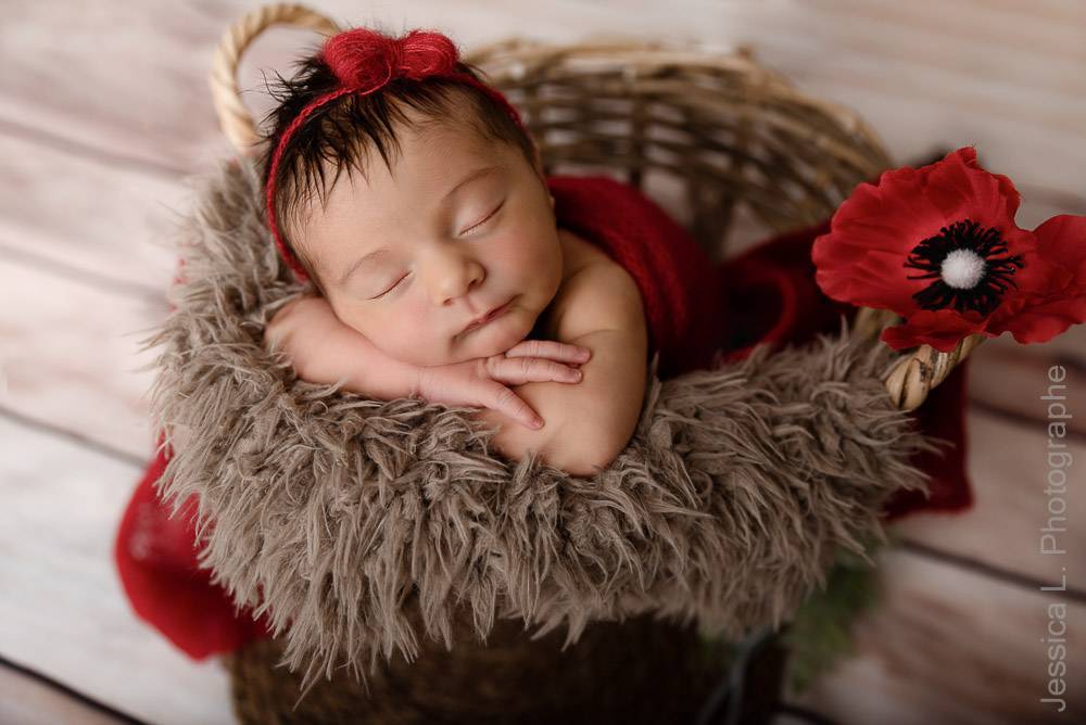 Photo d'un nouveau-né accoudé dans un panier