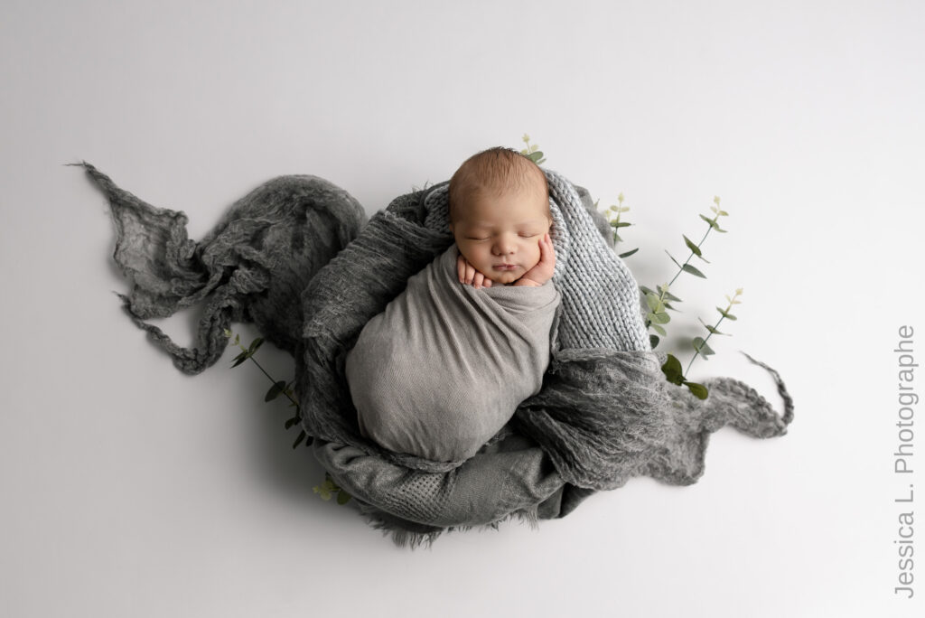 Photo d'un bébé dans un panier