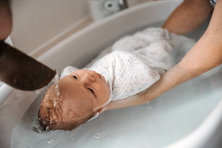 Photo de bain enveloppé pour bébé