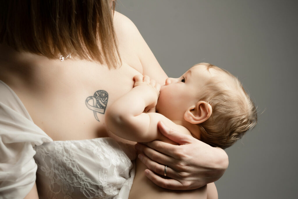 Photo d'une maman et d'un bébé allaité