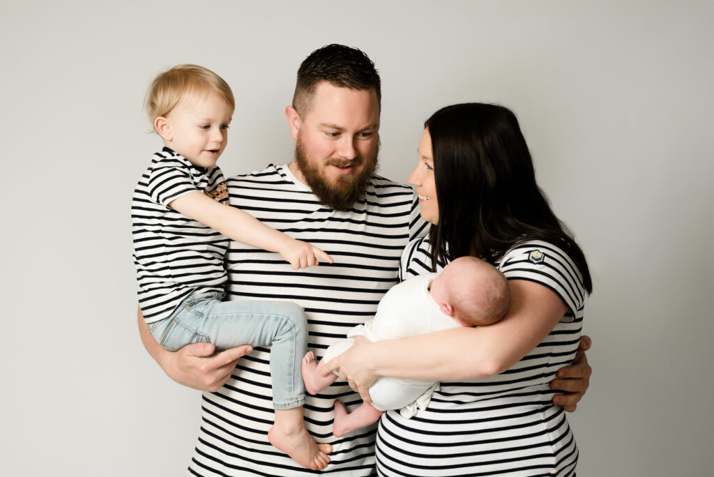 Photo de famille avec un enfant et un bébé